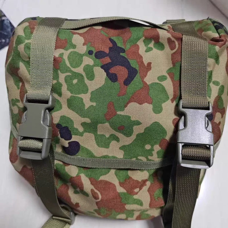 Vista frontal de la bolsa camuflaje