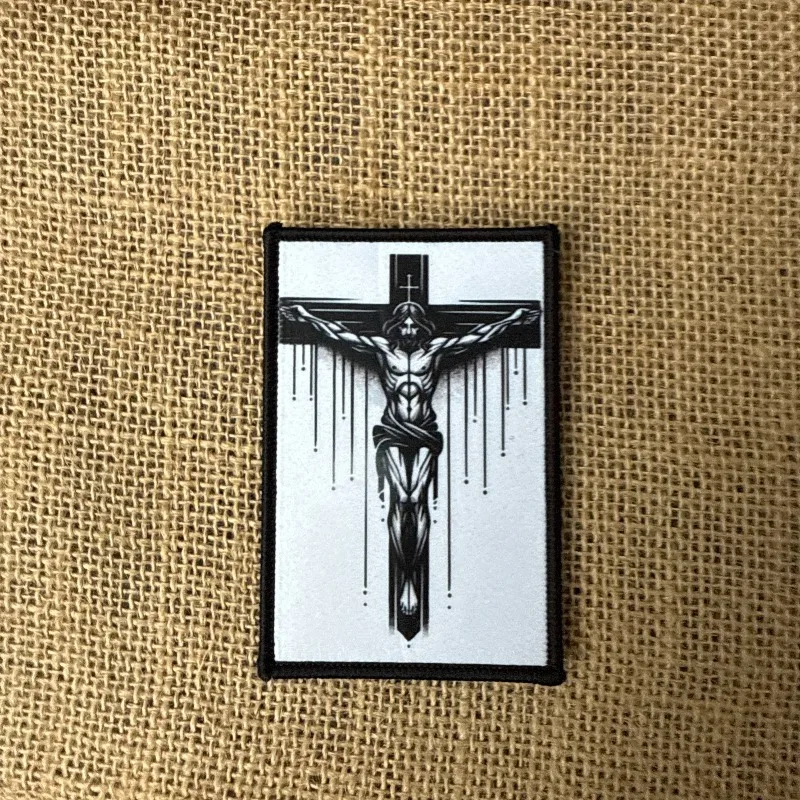 Parche táctico Cruz de Jesús velcro blanco y negro para mochila - imagen 3