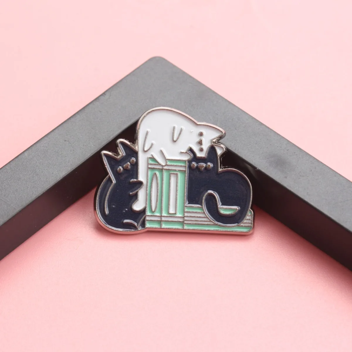 Broche vintage gato y libro – accesorio encantador para leer - imagen 4