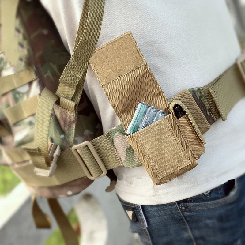 Bolsa táctica Molle en uso con equipo