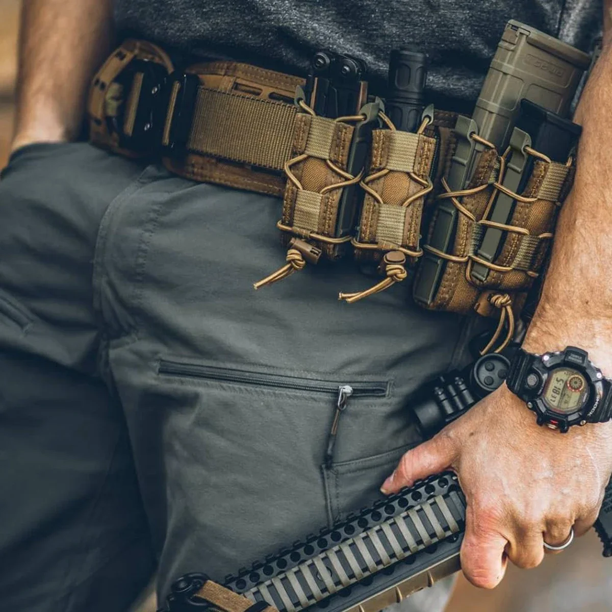 Bolsa táctica MOLLE para cargador de pistola con soporte linterna - imagen 5
