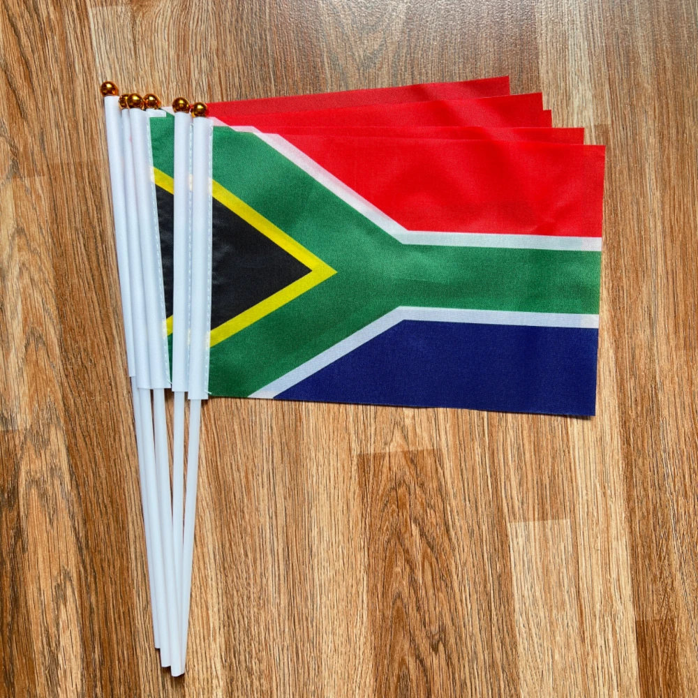 Detalle de las banderas de Sudáfrica con mástil