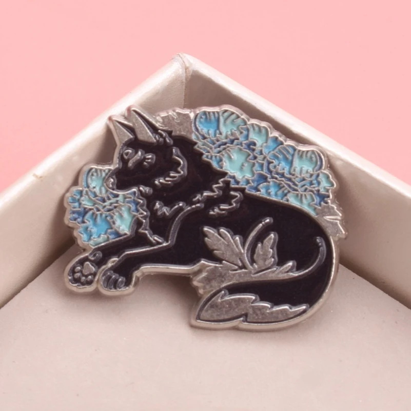 Broche de lobo con flores azules, estilo fantasía y naturaleza - imagen 5