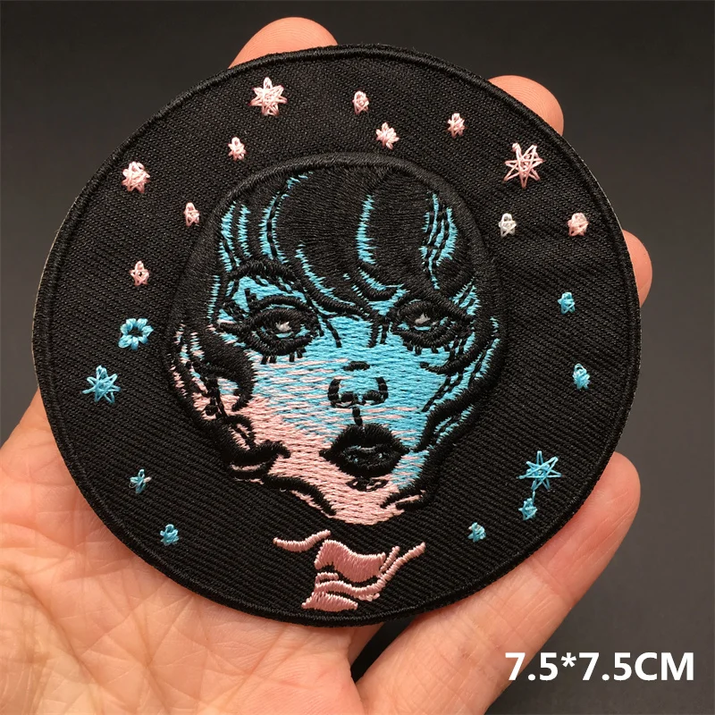 Parche bordado termoadhesivo calavera punk – Negro y blanco - imagen 3