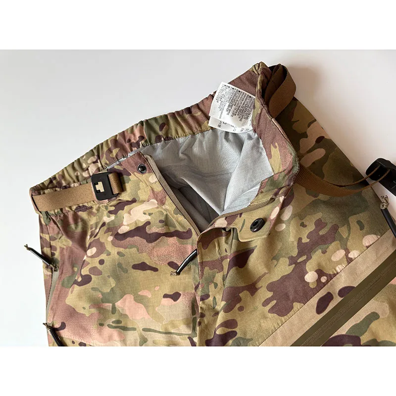 Bolsillos cargo y perfil de pantalón para actividades de exterior
