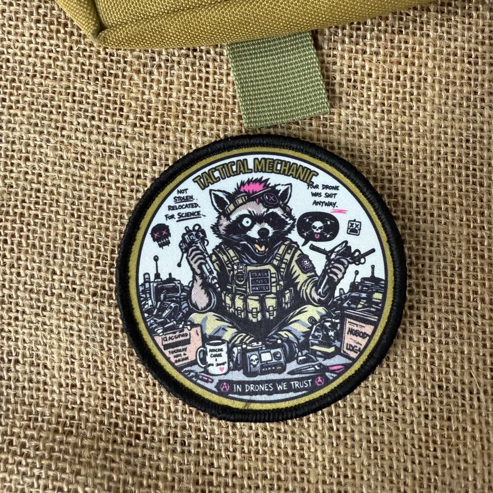 Detalle del parche con diseño raccoon