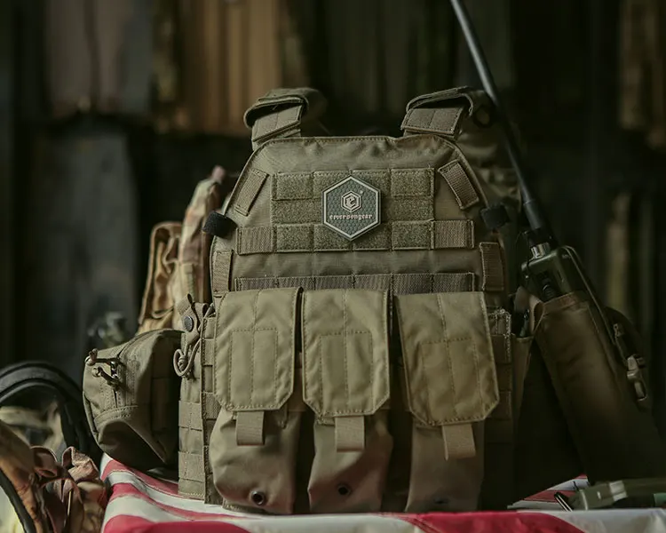 Chaleco táctico Emersongear estilo LBT6094A con sistema MOLLE y tres bolsas