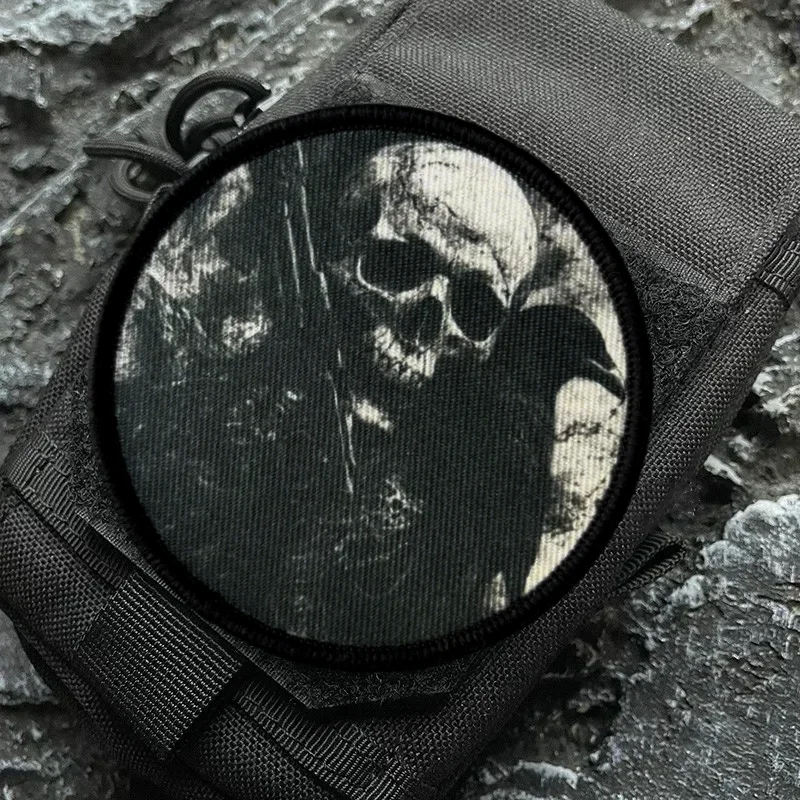 Parche moral táctico cuervo y calavera con velcro para mochila - imagen 4