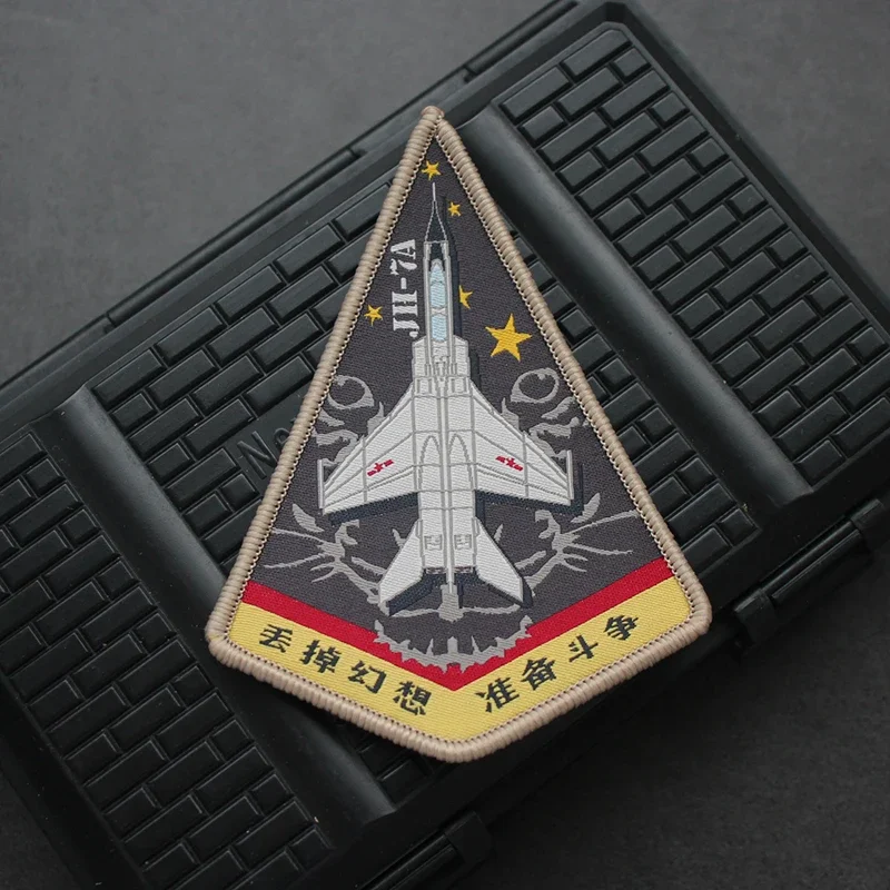 Detalle del bordado y sistema velcro