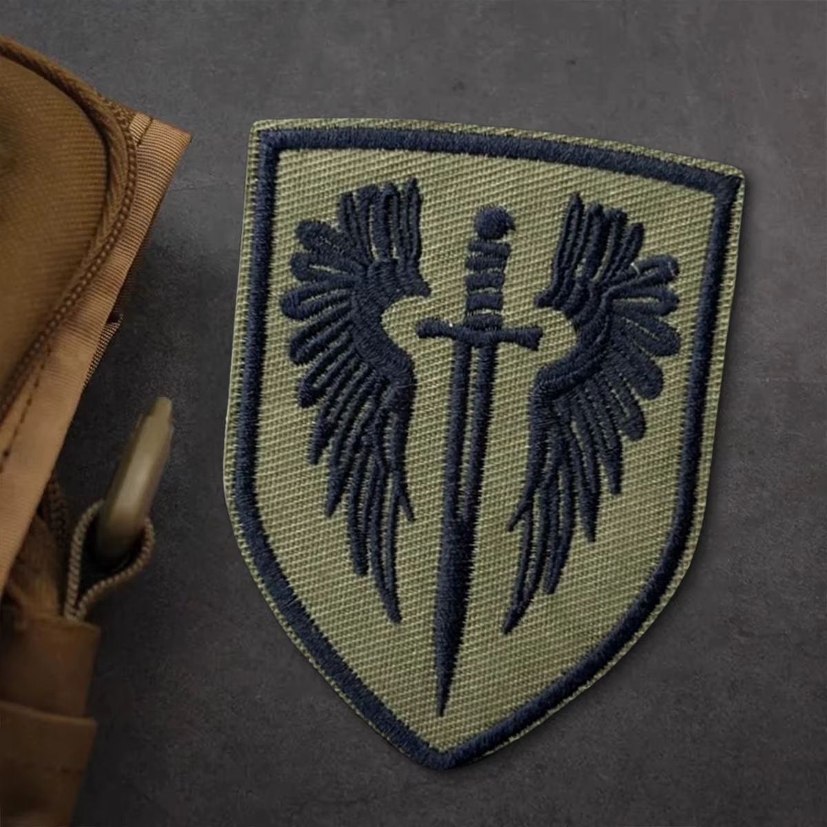Parche táctico espada y alas Arcángel bordado con velcro - imagen 2