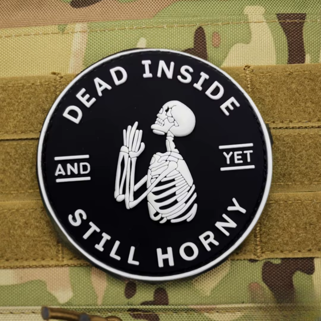 Parche táctico calavera Dead Still Horny – PVC para mochilas - imagen 3