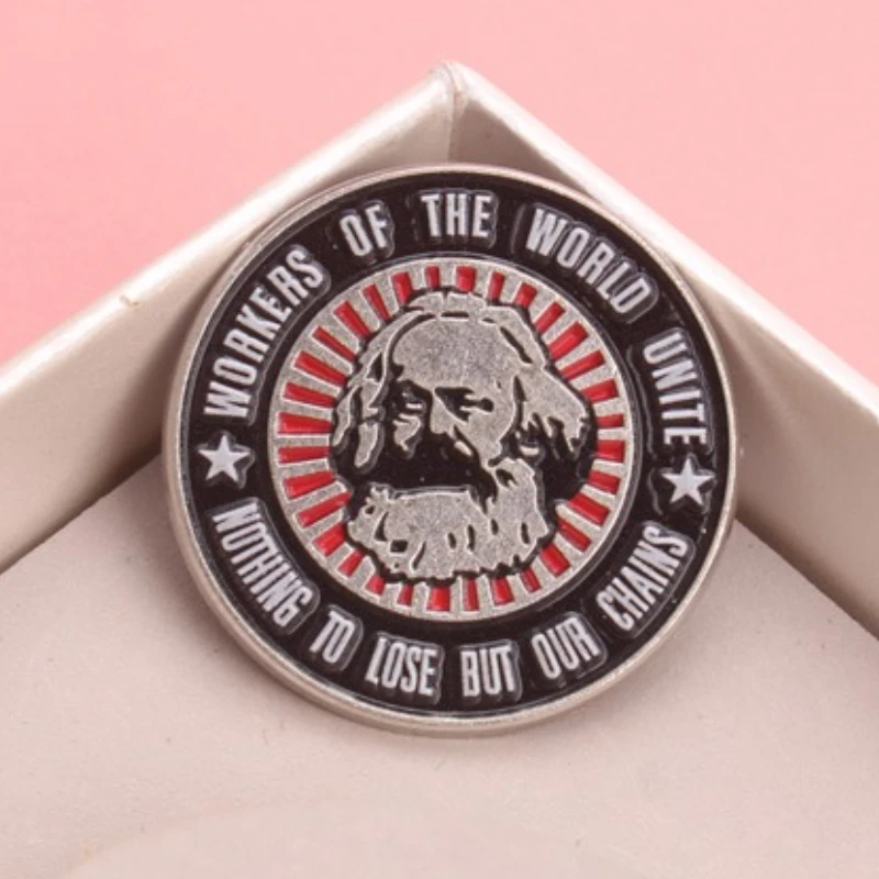Broche esmaltado con diseño temático