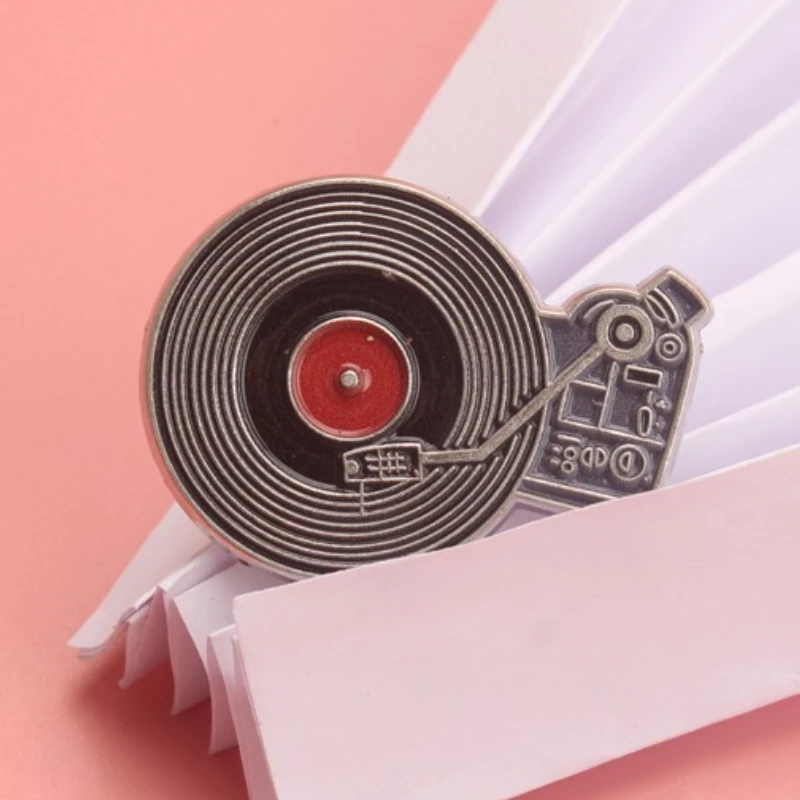 Pin esmaltado tocadiscos vinilo vintage – Broche retro para música - imagen 3