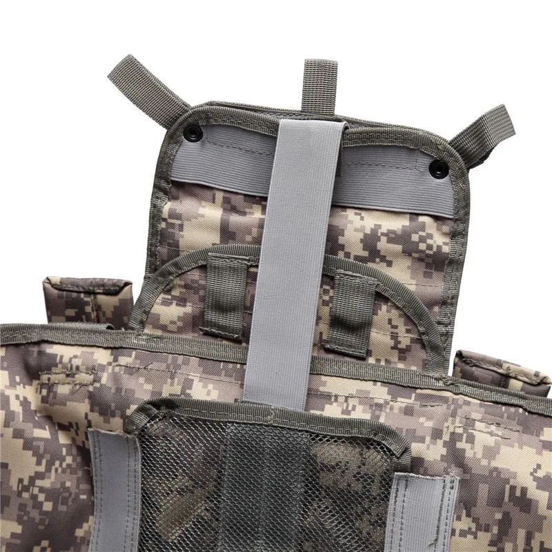 Detalle del sistema MOLLE en el chaleco