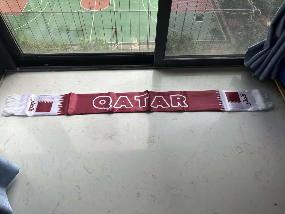 Bufanda Qatar fútbol doble cara satén estampada con borlas - imagen 3