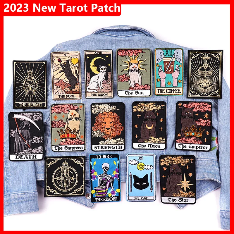 Parche bordado con símbolo de tarot y estrellas