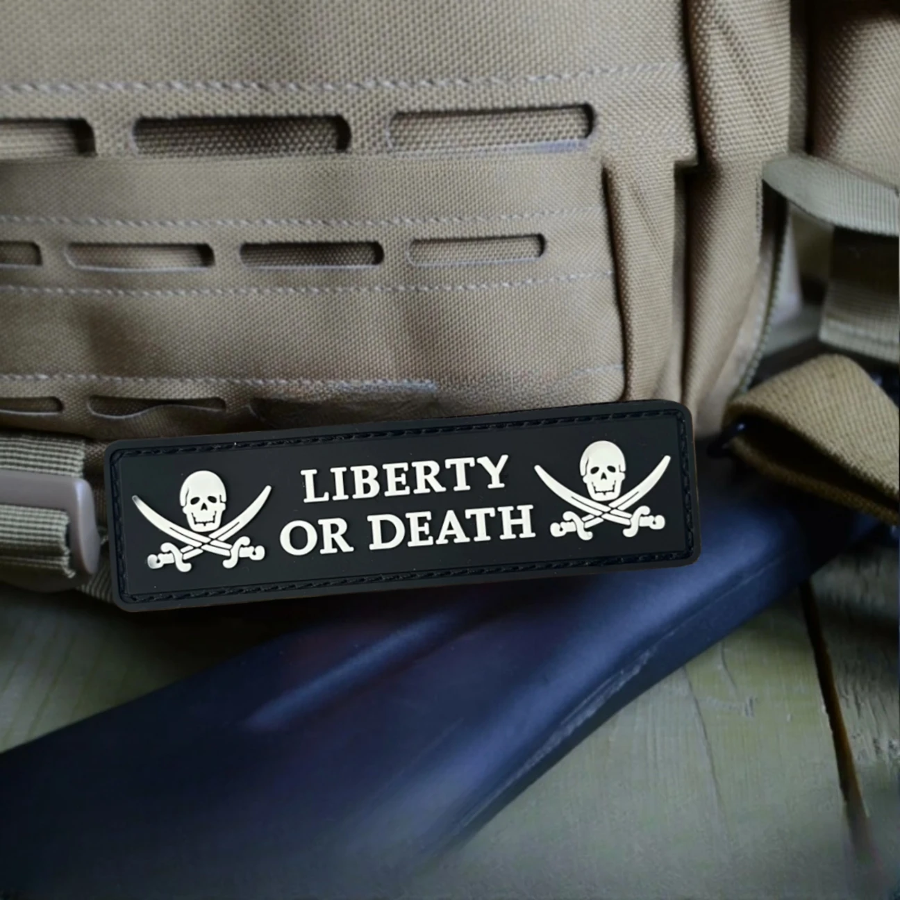 Parches tácticos PVC Jolly Roger Liberty or Death para ropa - imagen 5
