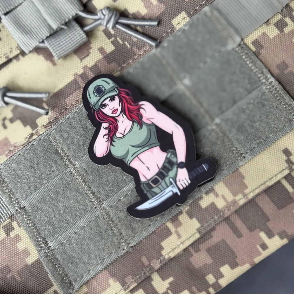 Parche Morale Airsoft Operadora Táctica con Cuchillo - Gancho y Bucle - imagen 3