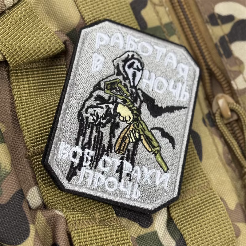 Parche bordado cráneo con pistola – Táctico para ropa militar MOLLE - imagen 3