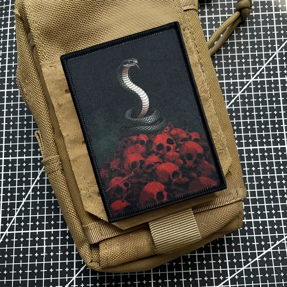 Parche táctico serpiente cobra calavera roja con gancho y bucle - imagen 5