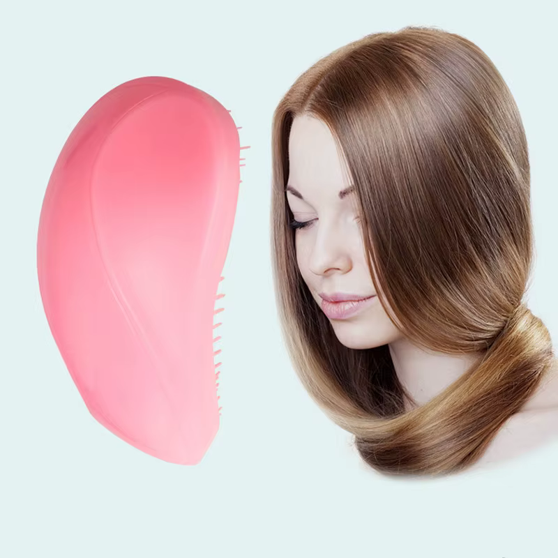 Peine con mango hueco visible