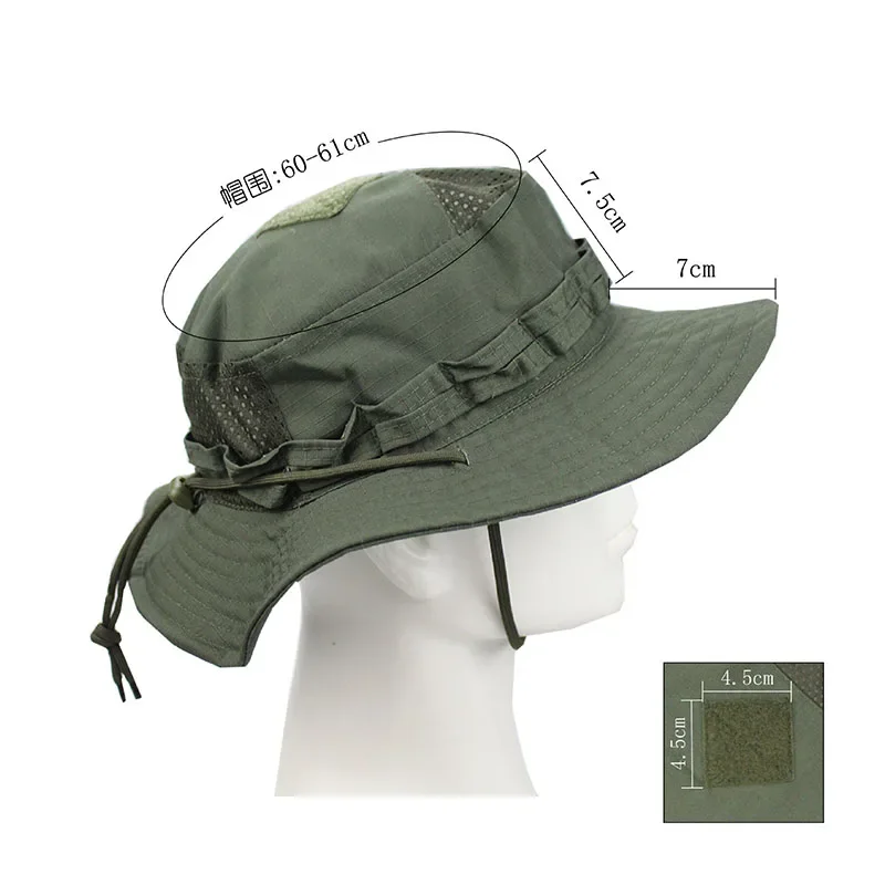 Gorra de camuflaje con visera ancha en uso al aire libre