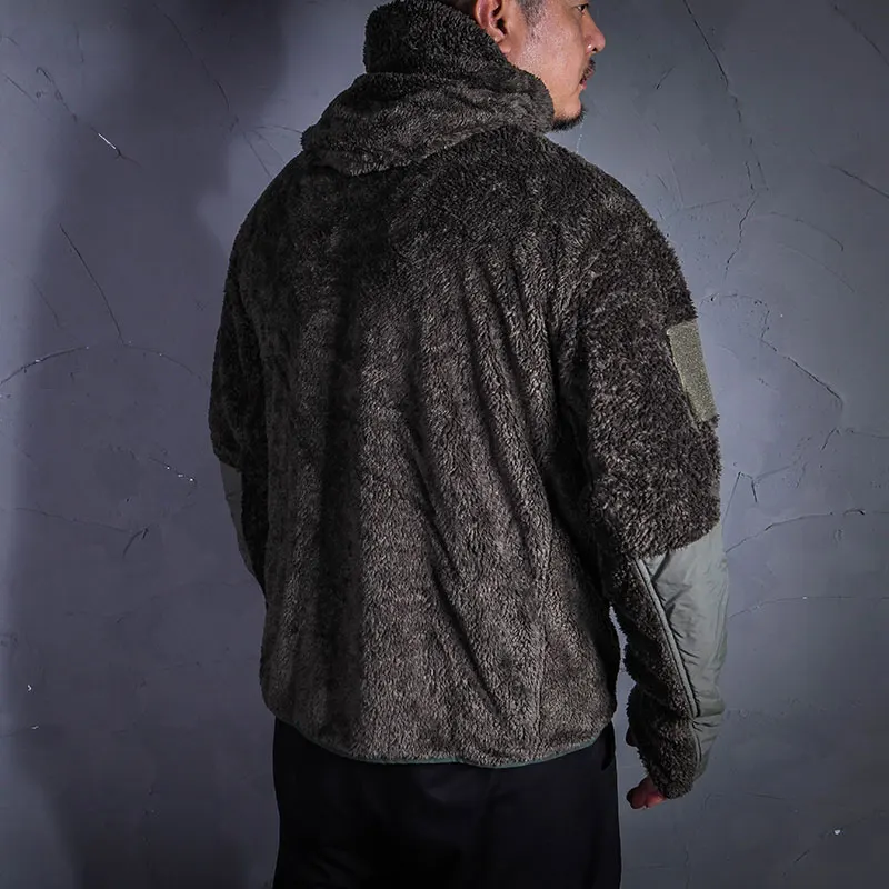 Chaqueta gris con diseño táctico