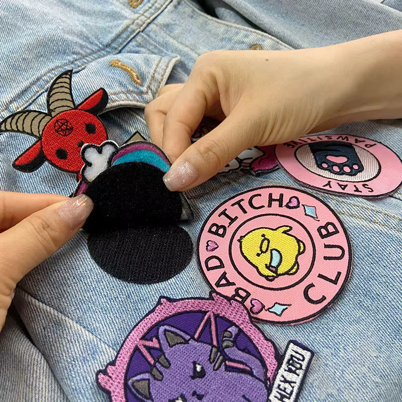 Parche de corgi bordado aplicado sobre una mochila