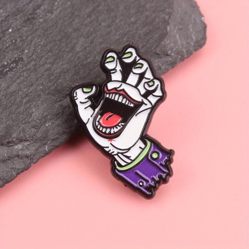 Broche zombie garras verdes brillantes con mano de descomposición