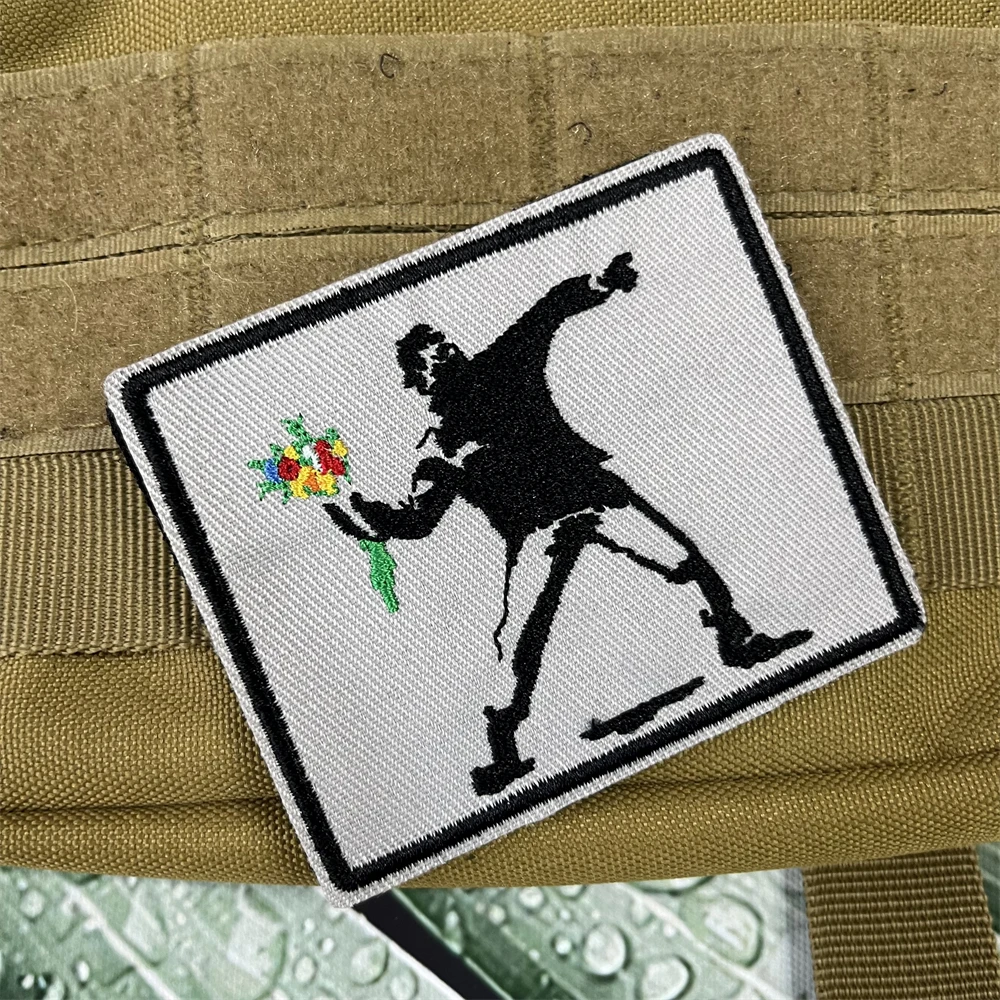 Variantes de color del parche Banksy Wandal Morale sobre fondo claro