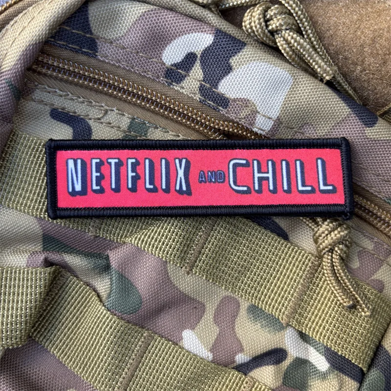 Parche de moral impreso Netflix y Chill – Insignia con velcro táctico - imagen 4