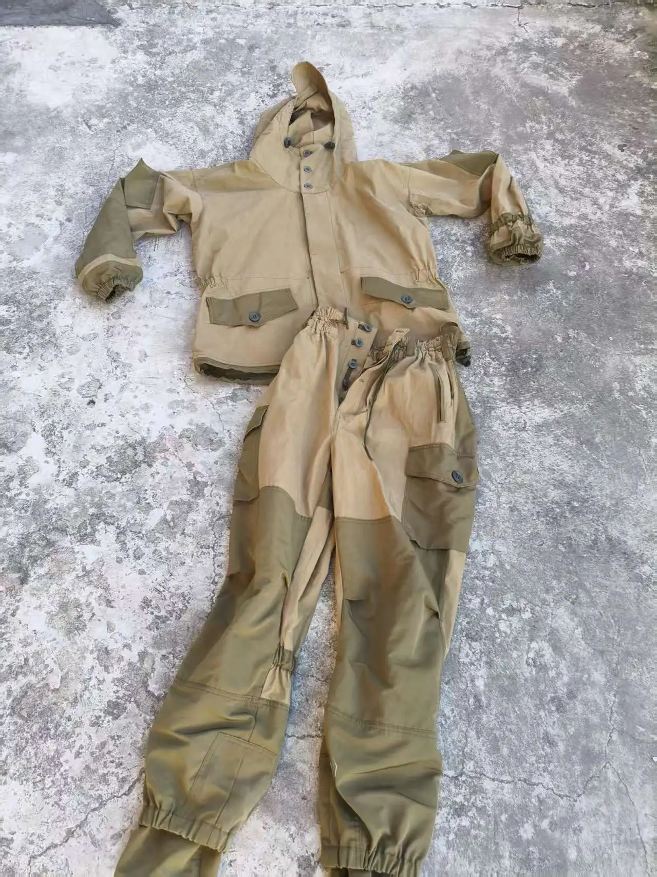 Pantalón de combate con refuerzos y múltiples bolsillos