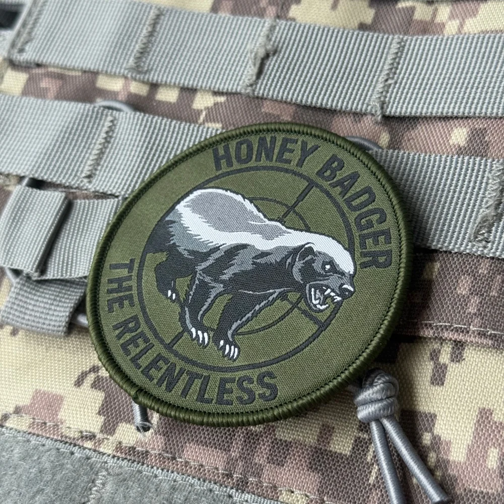 Parche táctico bordado Honey Badger con gancho y bucle - imagen 3