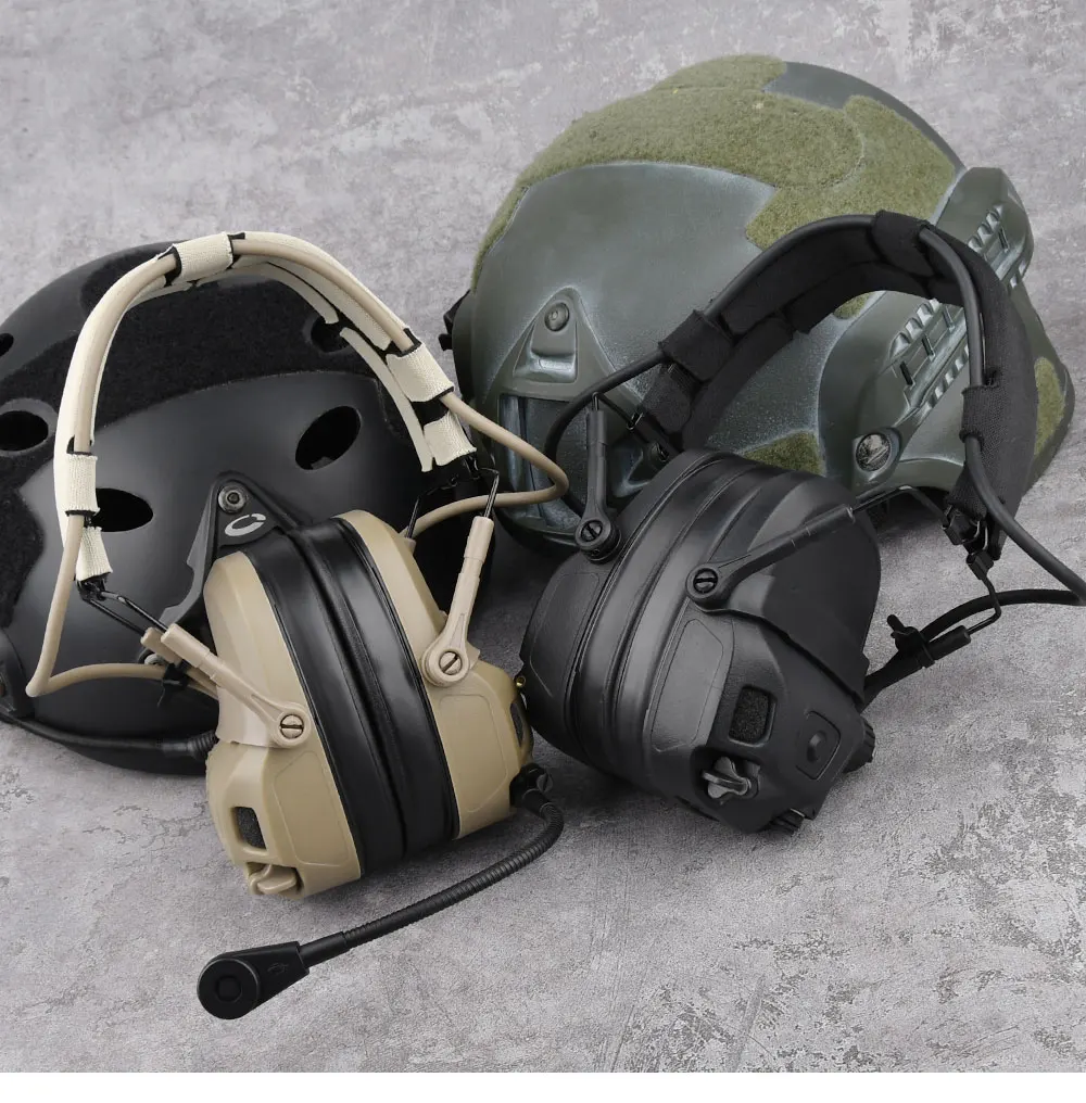 Auriculares tácticos y estética de caza en uso