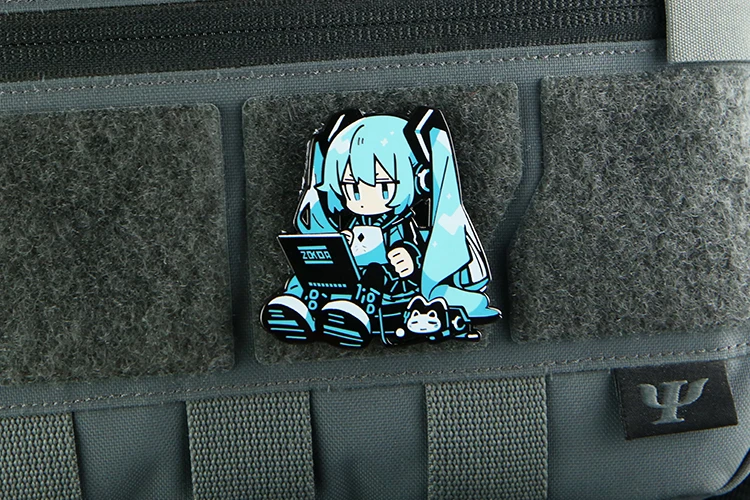 Parche aplicado en mochila escolar negra
