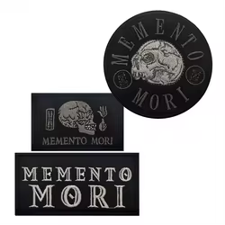 Parche moral Memento Mori – Calavera bordada con velcro táctico
