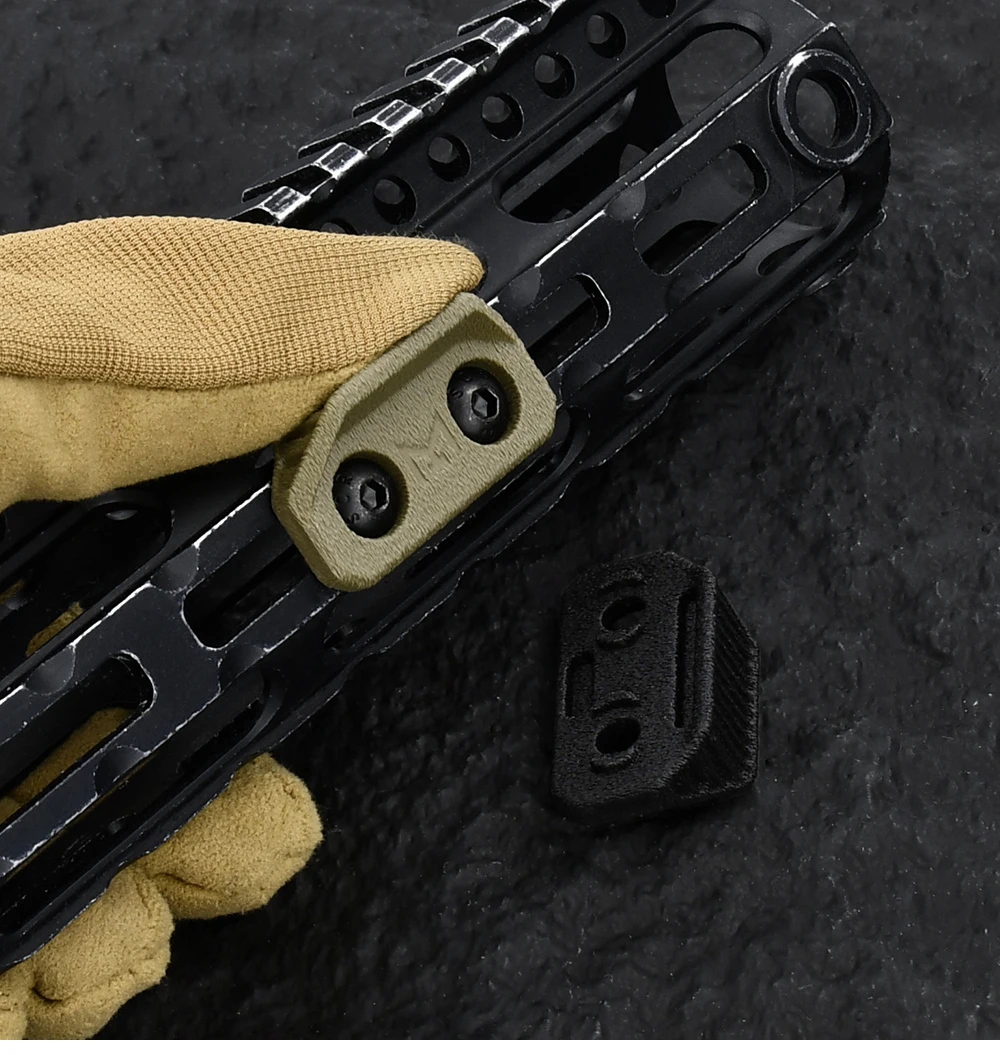 Detalle del soporte M-LOK para pulgar en un conjunto de rifle