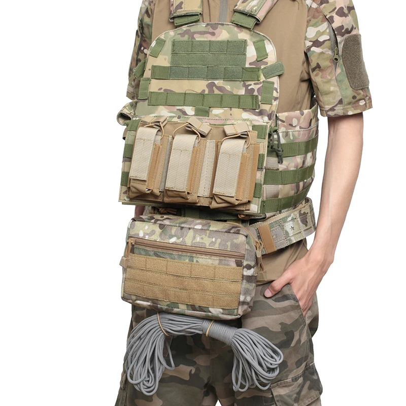Vista frontal de la bolsa táctica Jarhead fijada a chaleco