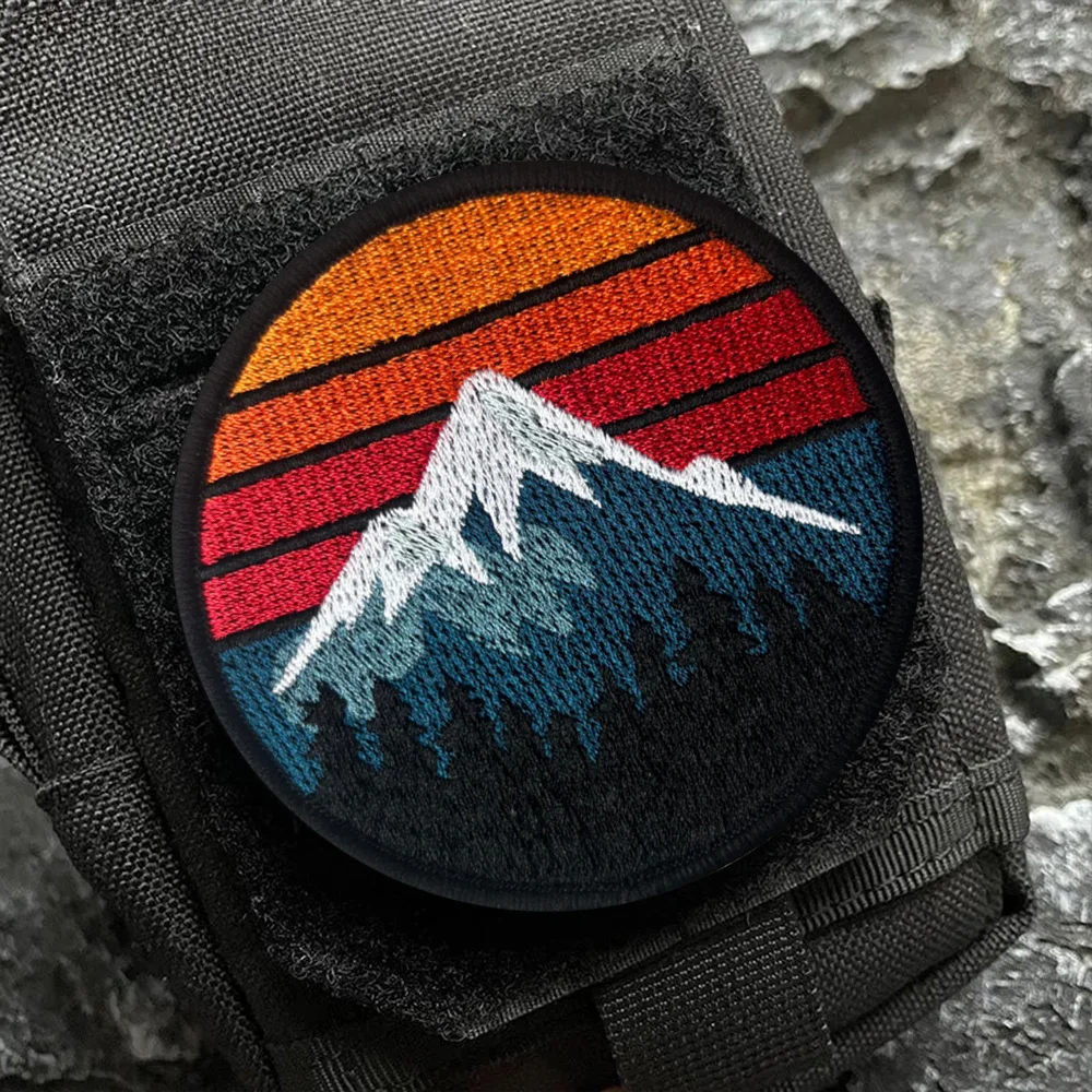 Applique de aventura en plein air con bordado visible