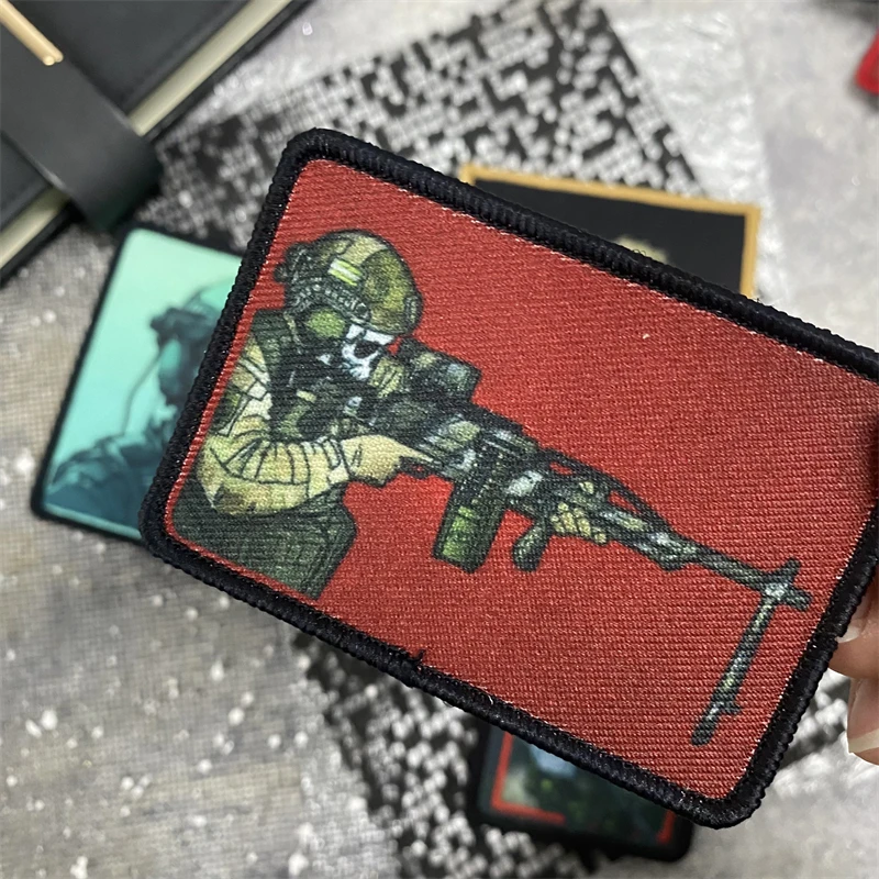 Parche táctico calavera con rifle – Velcro para mochila y equipo - imagen 2