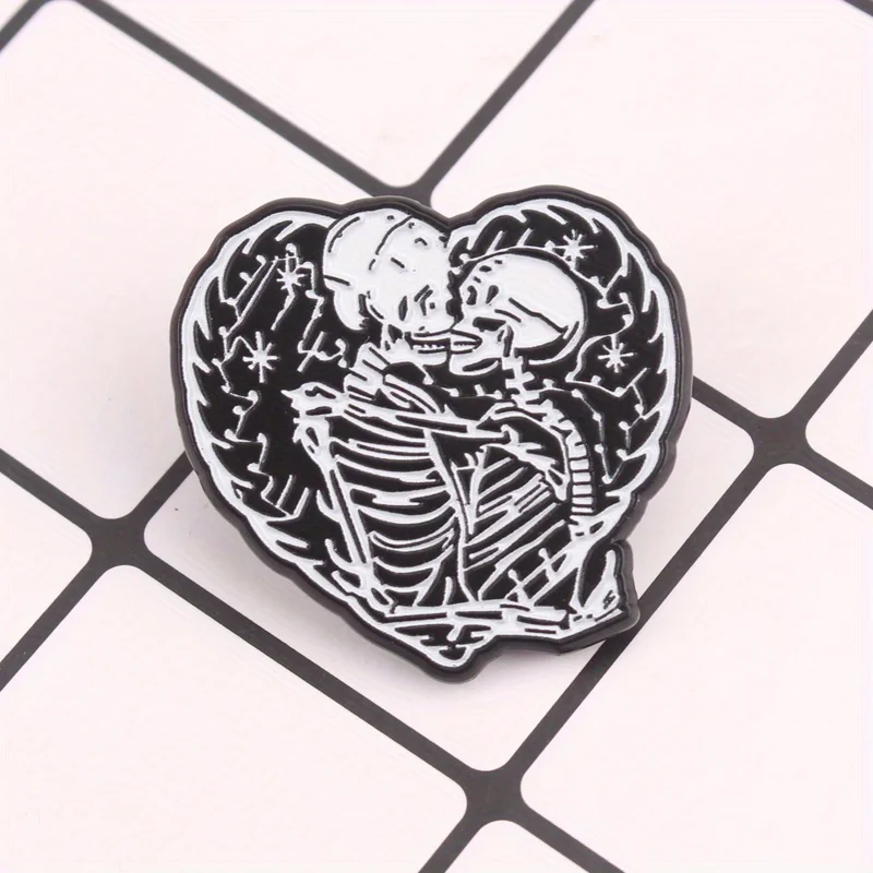 Dark Romance Bone Embrace pin esmaltado esqueleto corazón iluminado - imagen 2