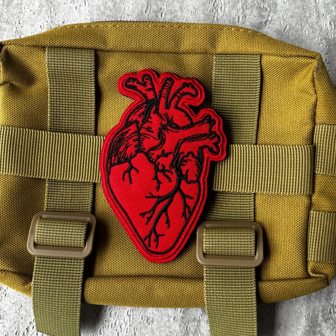 Parche táctico bordado corazón rojo anatómico con velcro - imagen 4