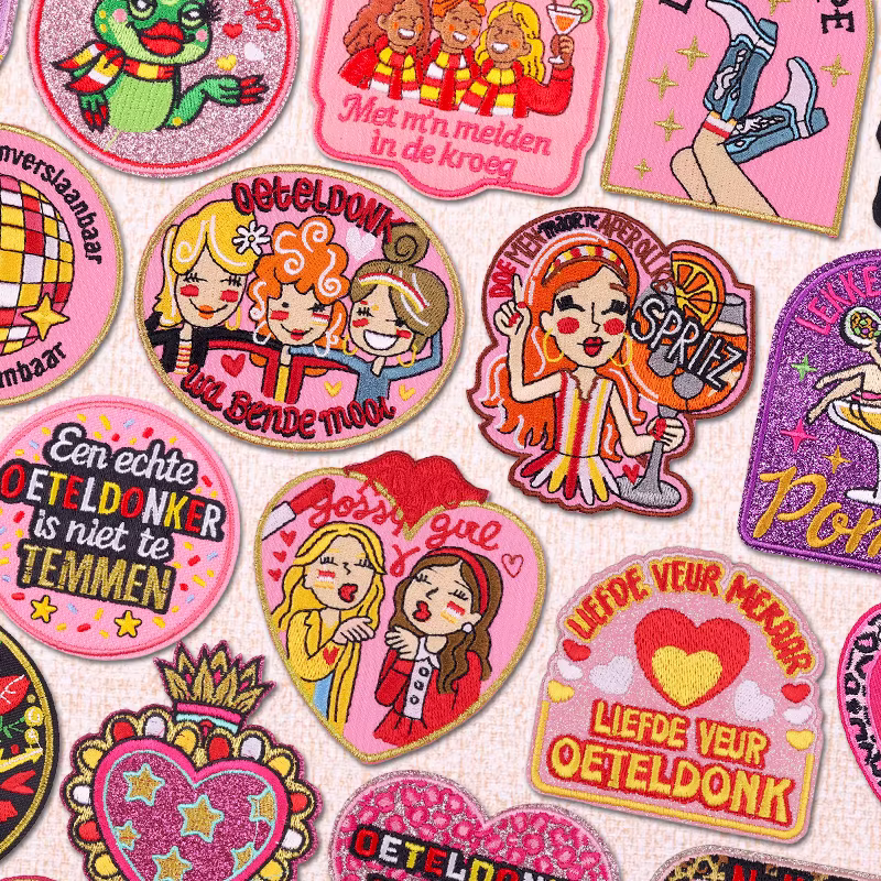 Parche bordado rosa con emblema de Oeteldonk y rana del carnaval holandés 2026