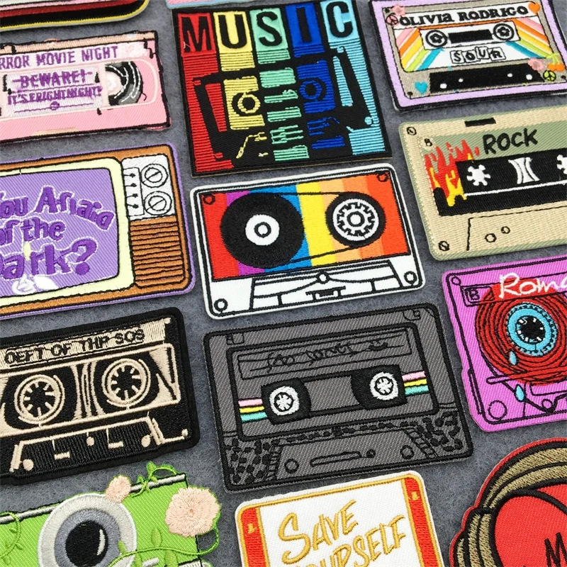 Parche bordado con disco óptico y elementos musicales