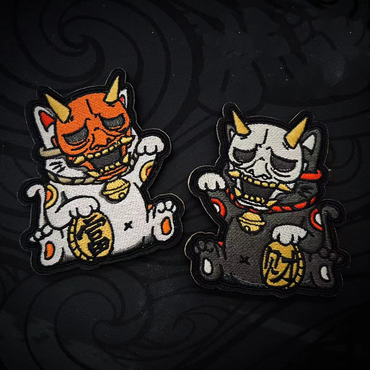 Parche bordado con gato de la riqueza y elementos de Dharma