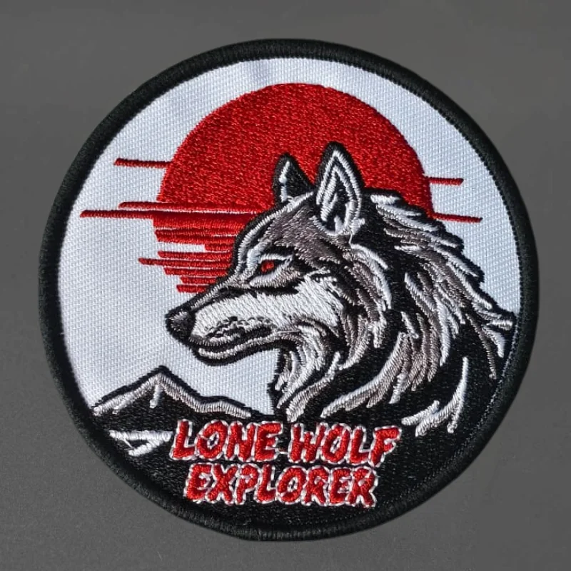 Parche bordado Lone Wolf Explorer en detalle