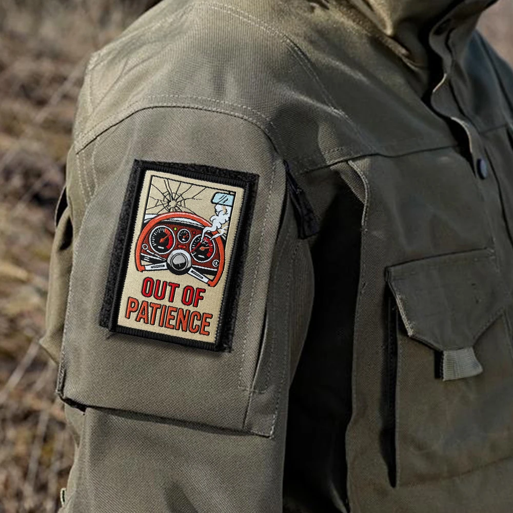 Parche táctico con frases Out of Patience y Full Acceleration sobre tejido militar