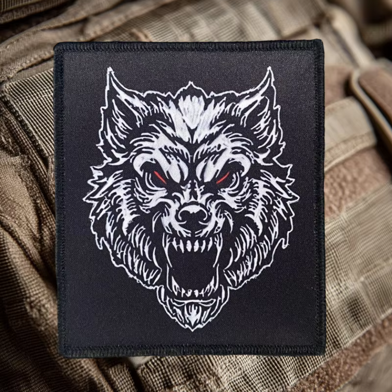 Parche táctico lobo con velcro – Insignia moral militar - imagen 3