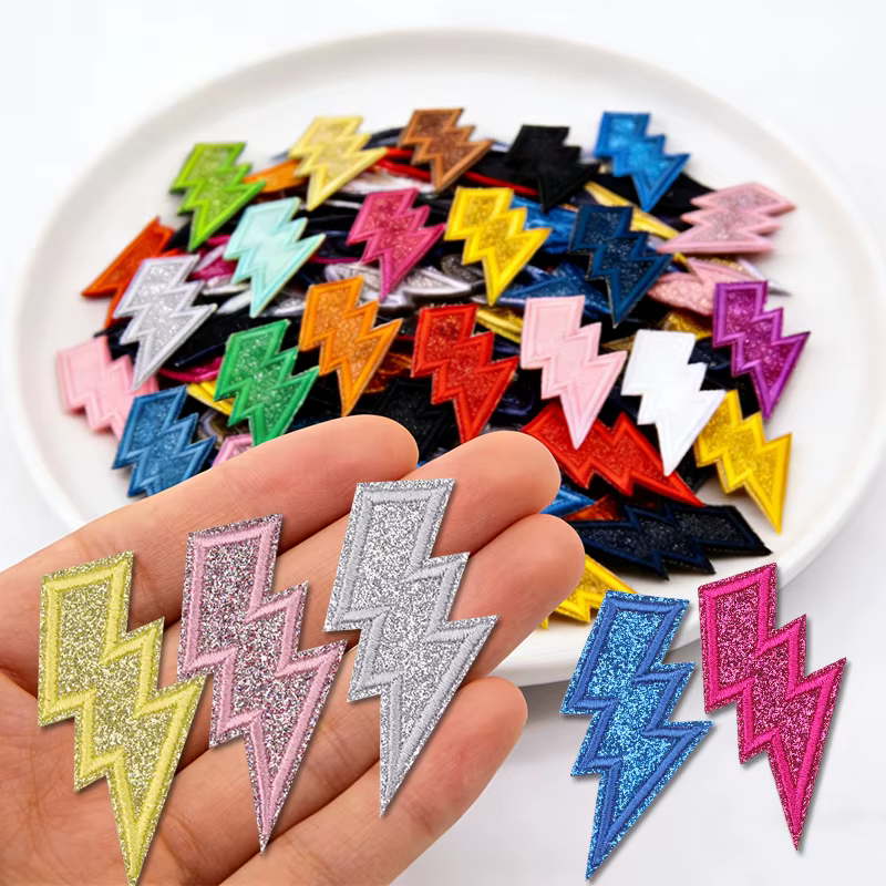 Detalle de parches bordados con diseño animado