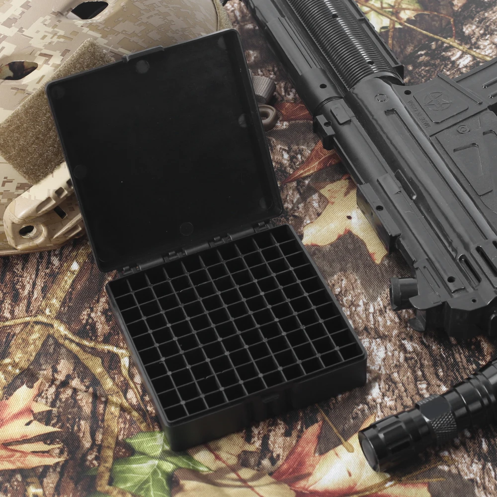 Caja de munición táctica junto a cartuchos sueltos 9mm